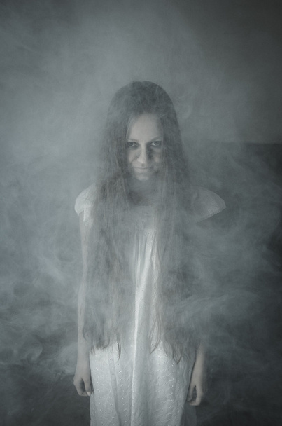 Horror girl in white dress - Fotografie, Obrázek