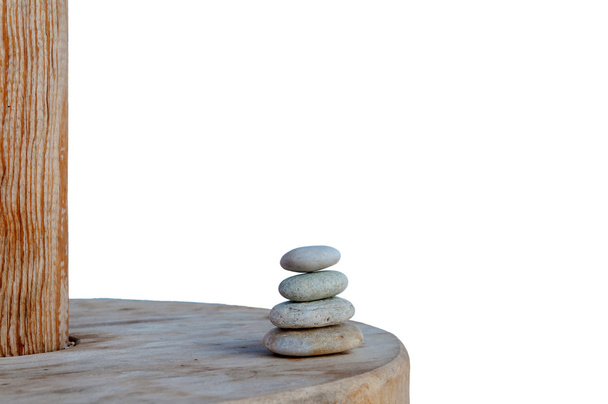 Equilibrado varias piedras zen aisladas sobre fondo blanco
 - Foto, Imagen