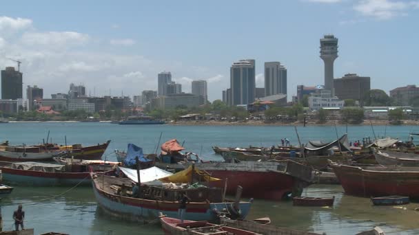 Blick auf Dares Salaam, Tansania, von einem Fischereihafen - Filmmaterial, Video