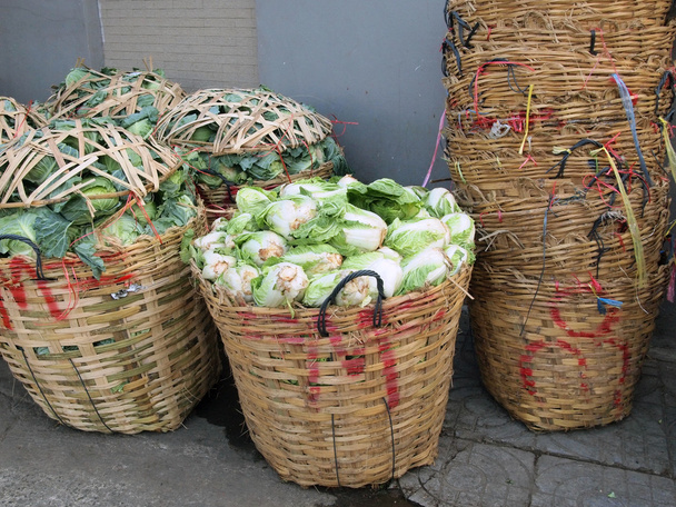 Свежая зеленая капуста хранится в корзине для розничной торговли на рынке
. - Фото, изображение
