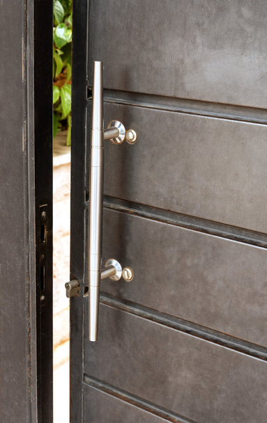 graue Tür mit Metallgriff - Foto, Bild