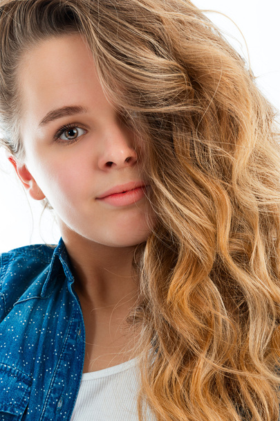 Portrait of a beautiful young woman with luxurious hair. - Foto, Imagem