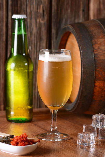 cold beer in glass - Фото, зображення