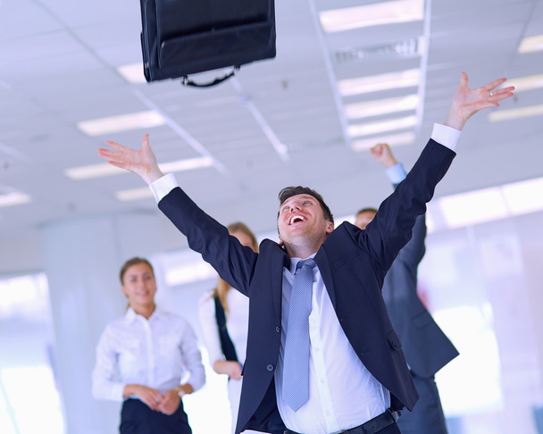 Equipo de negocios celebrando un triunfo con los brazos en alto - Foto, Imagen