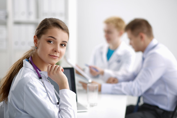 Orvosi csapat ül az asztalnál a modern kórházban - Fotó, kép