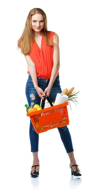 Boldog, fiatal nő, tárolás egy kosár tele egészséges élelmiszer-fehér - Fotó, kép