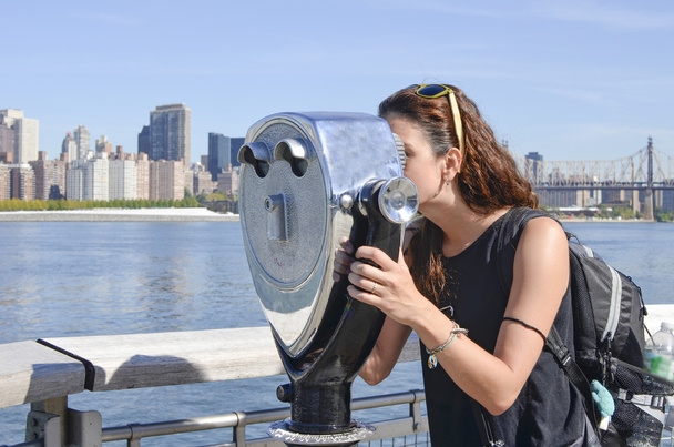 Ragazza in cerca attraverso binocoli pubblici alla vista Manhattan
 - Foto, immagini