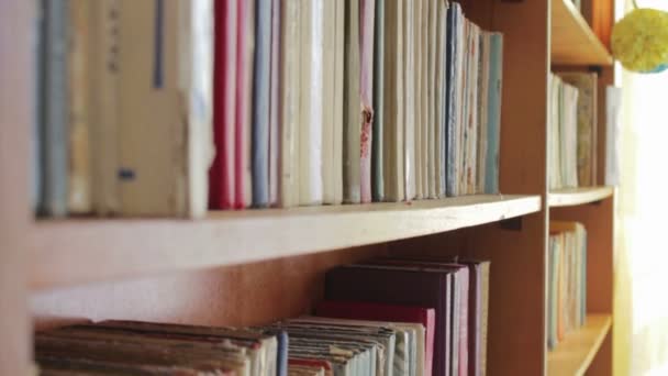 Dlouhý sál knihovny s dřevěnými regály na knihy - Záběry, video