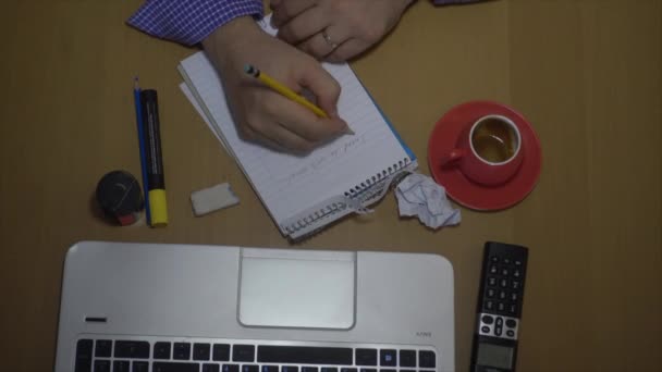 Bovenaanzicht van hand schrijven en wissen - Video