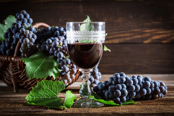 Tasty red wine with grapes - Photo, image