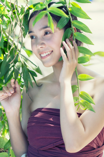 Asiatisch Gesicht Frau mit frischer Gesundheit Haut posiert auf der Natur. - Foto, Bild