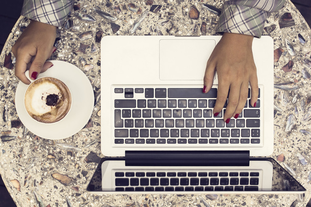 Κορίτσι με το laptop, πίνοντας τον καφέ - Φωτογραφία, εικόνα