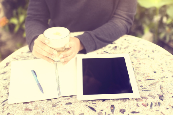 Menina com tablet, café e diário
 - Foto, Imagem