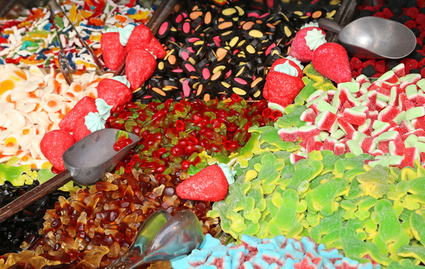 ζαχαρούχα καραμέλες και λαστιχωτό για πώληση στο στάβλο καραμέλα στο τοπικό σήμα - Φωτογραφία, εικόνα