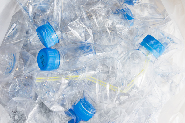 Plastic flessen in witte plastic zak - Foto, afbeelding