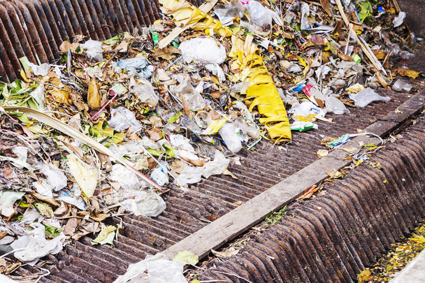 Śmieci w kanału odwadniającego - Zdjęcie, obraz