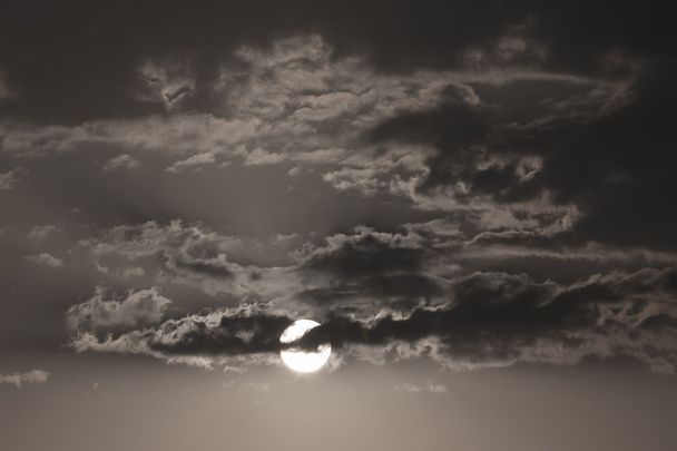 Vollmond in der dunklen Nacht, Schwarzweiß-Monochrombild - Foto, Bild