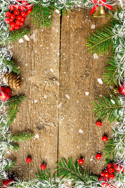 雪で木の板にクリスマスの装飾 - 写真・画像