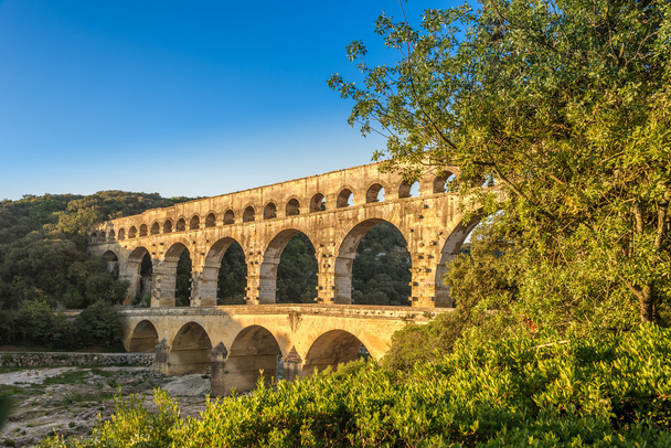 Pont du Gard sur la rivière Gardon
 - Photo, image