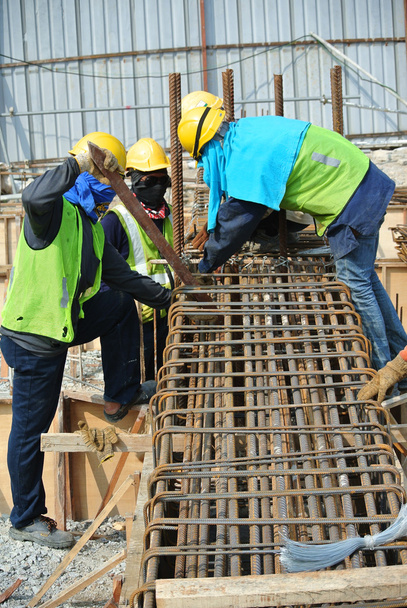 Pracowników budowlanych fabrykowania ziemi wiązki pręta zbrojeniowego - Zdjęcie, obraz