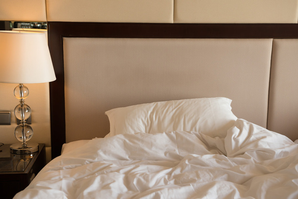 κρεβάτι σε ένα δωμάτιο ξενοδοχείου το πρωί - Φωτογραφία, εικόνα