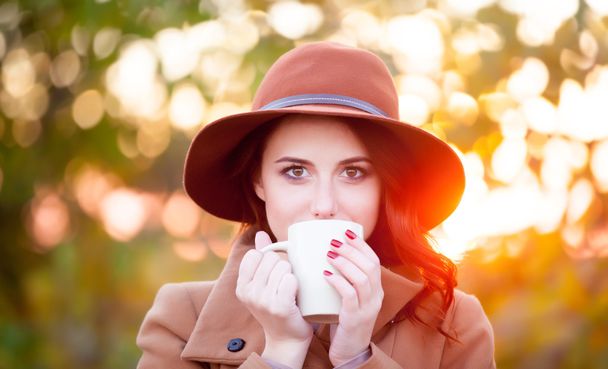 Жінка з чашкою чаю або кави
 - Фото, зображення
