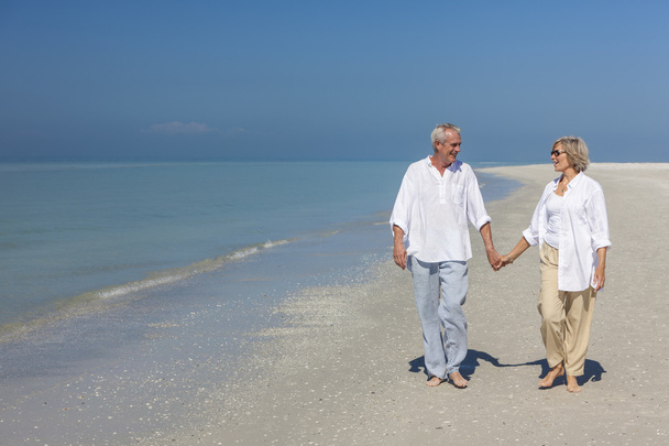 šťastný starší pár chůzi hospodářství ruce tropickou pláž - Fotografie, Obrázek