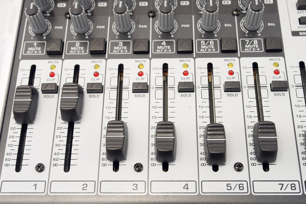 Música y sonido. Panel de control de un mezclador de audio
 - Foto, Imagen