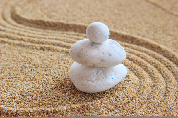 Дзен камінь на гравірованому піску
 - Фото, зображення