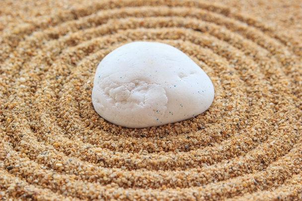 Piedra Zen sobre arena rastrillada
 - Foto, Imagen