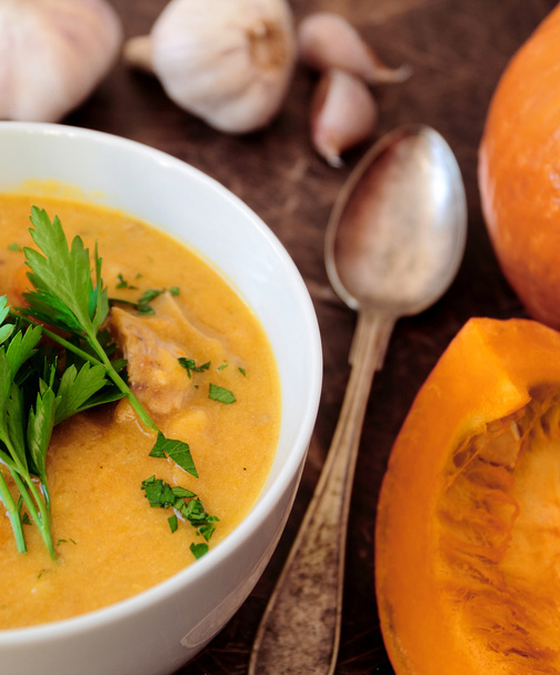秋にパセリのおいしいカボチャのスープ - 写真・画像