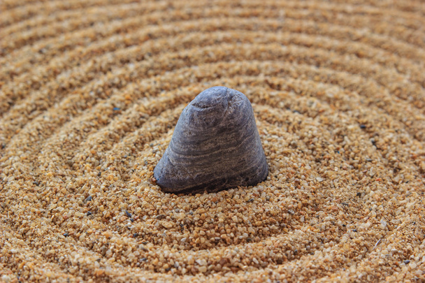 Pierre zen sur sable râpé
 - Photo, image