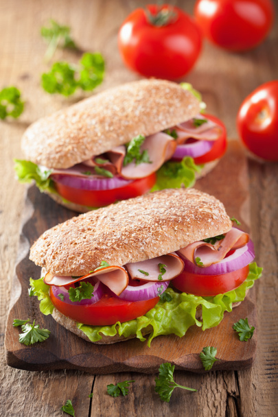 Sonkás szendvics-paradicsom-hagyma saláta - Fotó, kép