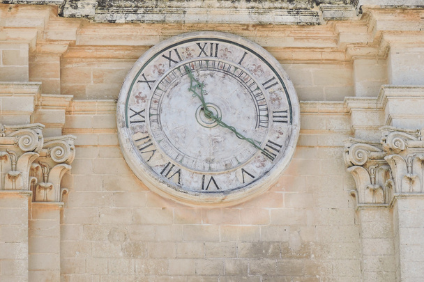 El reloj de los antiguos en el viejo edificio
 - Foto, imagen