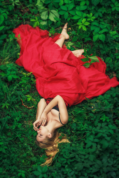 schöne junge Frau im modischen roten Kleid - Foto, Bild
