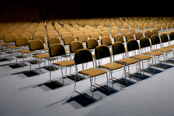 Ατελείωτες σειρές των καρεκλών σε μία σύγχρονη αίθουσα συνεδριάσεων - Φωτογραφία, εικόνα