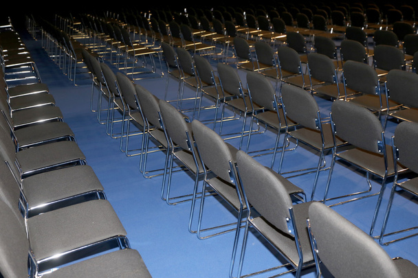 Végtelen sora székek egy modern konferencia teremben - Fotó, kép
