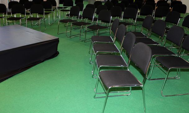 Σειρές από άδειες καρέκλες προετοιμασμένοι για μια εσωτερική εκδήλωση - Φωτογραφία, εικόνα