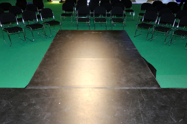 Rijen van lege stoelen bereid voor een indoor evenement - Foto, afbeelding