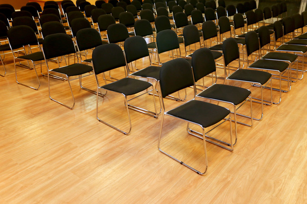 Linhas de cadeiras vazias em uma sala de seminários
 - Foto, Imagem