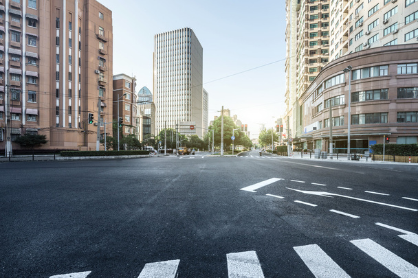 tyhjä asfalttitie modernin kaupungin pilvenpiirtäjiä
 - Valokuva, kuva