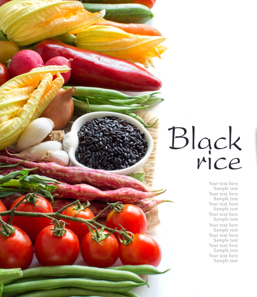 Nyers fekete rizst egy tálba, és friss zöldségek - Fotó, kép