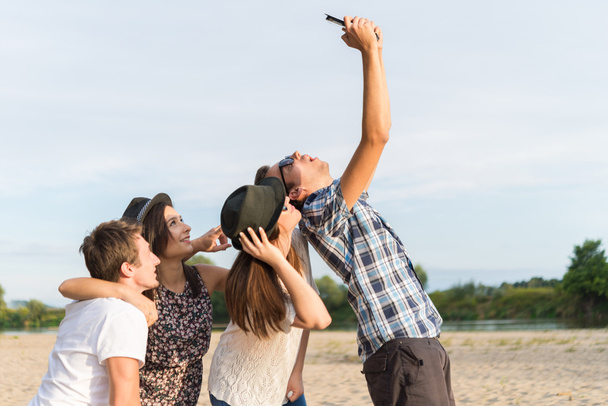 Grupa młodych przyjaciół dla dorosłych przy Selfie - Zdjęcie, obraz