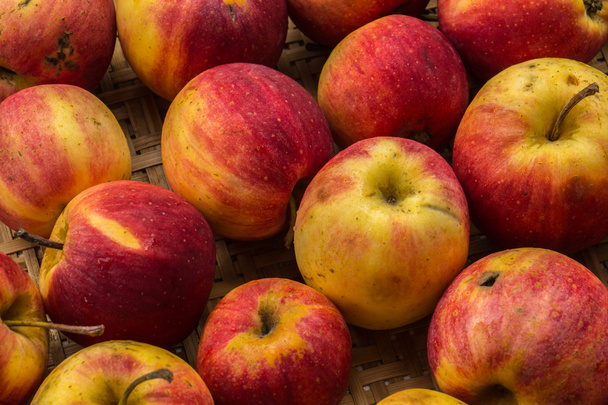 matala avain kuva punainen omenat yli wodden kuvioitu taulukko
 - Valokuva, kuva