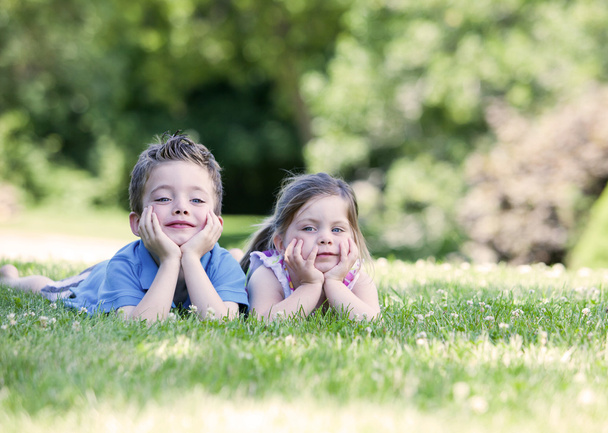 rodzeństwo na trawie - Zdjęcie, obraz