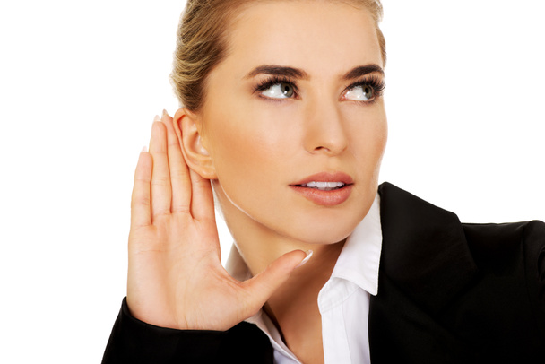 mujer de negocios escucha chismes
 - Foto, imagen
