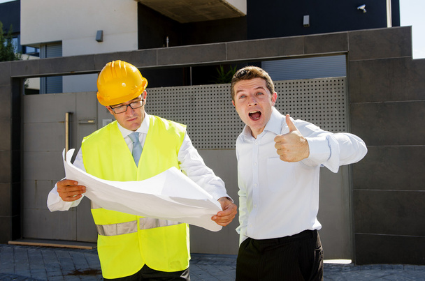щасливий клієнт і будівельник працівник, який говорить про нові будівельні креслення в реальній концепції державного бізнесу
 - Фото, зображення