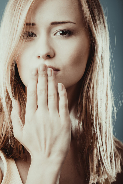 Yllättynyt nainen kasvot peittää suunsa kädellä
 - Valokuva, kuva
