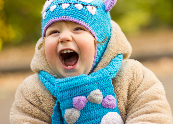 Щаслива дитина в смішному капелюсі на прогулянці. Прогулянки на відкритому повітрі восени. осіннє листя
 - Фото, зображення