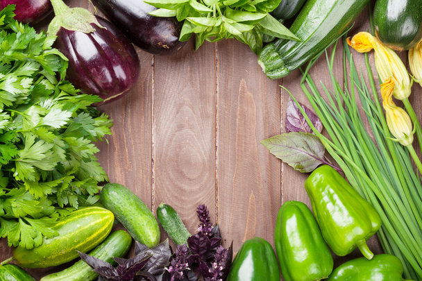 Rolnicy świeże warzywa i zioła - Zdjęcie, obraz